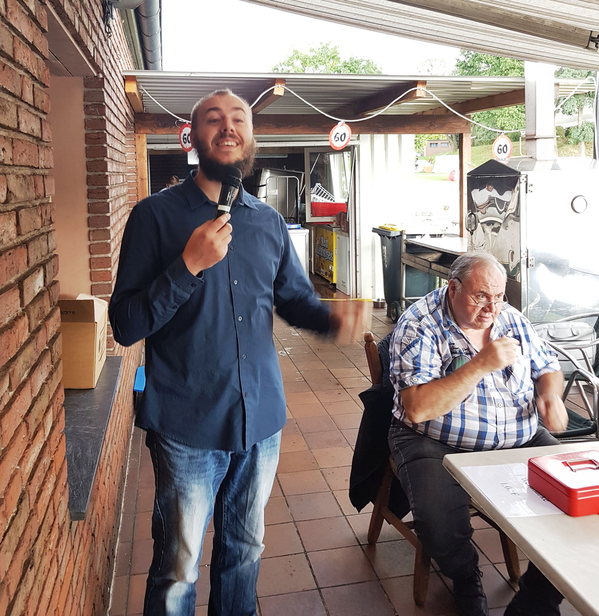 Thorsten am Mikrofon und Karl-Wilhelm verkauft die Biermarken